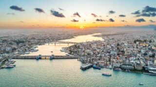 Движение в проливе Босфор в Стамбуле остановлено из-за поломки якоря судна