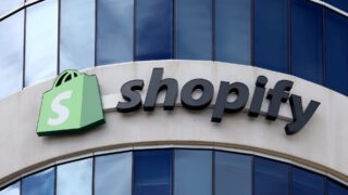 Shopify подвергся еще одному понижению рейтинга: 4 ведущих аналитика снизили его оценку.