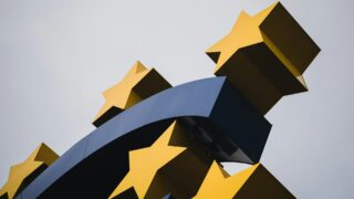 Евро снижается после публикации данных по ВВП еврозоны