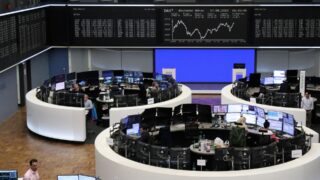 Европейские акции падают из-за опасений относительно отсрочки снижения процентной ставки