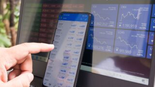 Европейские акции снижаются на фоне падения технологий