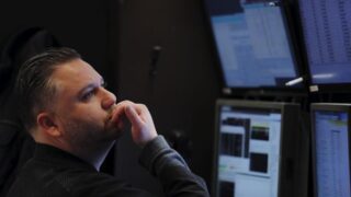 Компания Фэрфакс выпустила облигации на сумму 200 миллионов долларов для погашения долга.