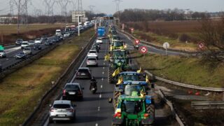 Фермеры в 19:00 по Астане начнут блокаду Парижа в знак протеста против правительства