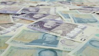 Фунт укрепляется против доллара