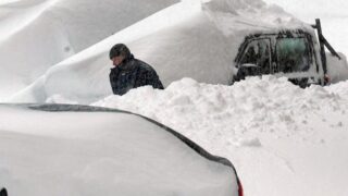 Грузовик застрял в снежном заносе на трассе Жетысуской области