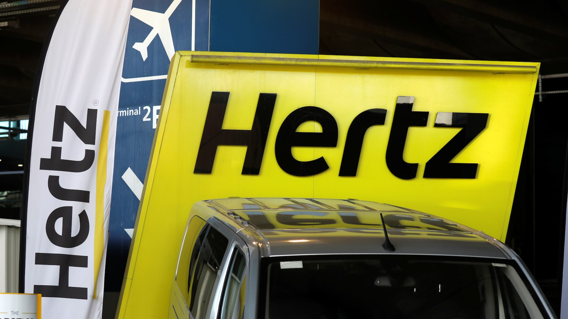 Hertz избавляется от 20 тыс. электромобилей, что говорит о смене динамики  на рынке подержанных авто