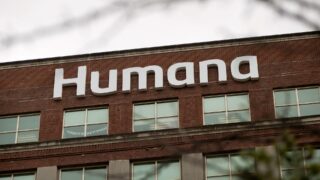 Humana падает на 17% из-за неутешительного прогноза прибыли на 2024 год
