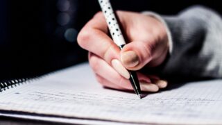 ИИ осваивает навыки человеческого почерка и дешифрирует рукопись врачей