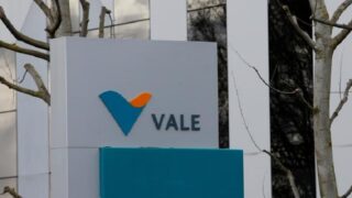 Индекс Ibovespa падает снижением акций компании Vale, американский доллар укрепляется по отношению к реалу.