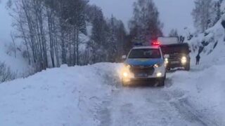 Колонну машин, застрявшую на трассе из-за лавины, вывели полицейские ВКО