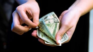 Нацбанк получит право спрашивать, зачем казахстанцы покупают валюту