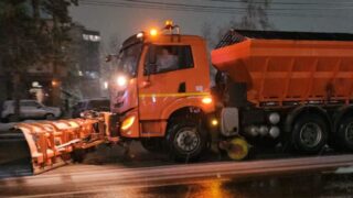 Коммунальные службы Алматы производят уборку снега в круглосуточном режиме