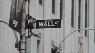 Курсы на Уолл-стрит падают на фоне снижения доходности казначейских обязательств