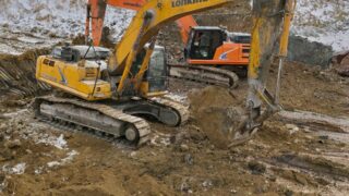 Малый экскаватор используется для поиска на «Майкаинзолото»