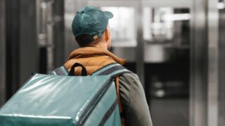 Агрегаторы ответственности не несут: курьеры inDrive и Яндекс воруют у казахстанцев