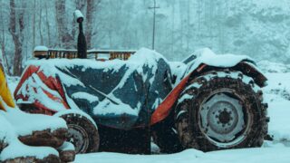 Снег и морозы не отступают из Казахстана