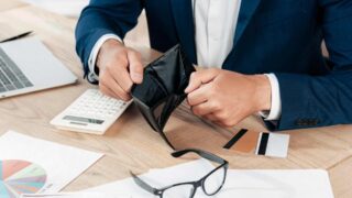 Минфин утвердил новые правила: имущество банкротов будут продавать на аукционах с порога в 75%