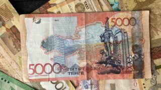 На KASE доллар в 11:00 продавался ниже отметки в 445 тенге