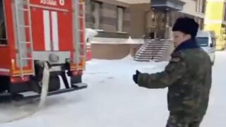На видео попало, как пожарные не смогли потушить пожар из-за хаотичной парковки во дворе ЖК «Будапешт»
