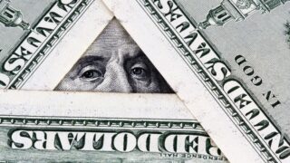 Названы три главные причины веры людей в теории заговора