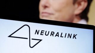 Neuralink впервые имплантировал нейрочип в человека, заявил Маск