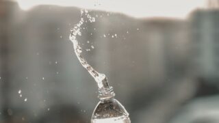 Обнаружены опасные частицы нанопластика в бутилированной воде