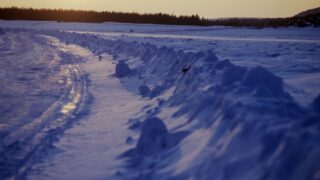 Пассажиры пригородных автобусов застряли на выезде из Караганды