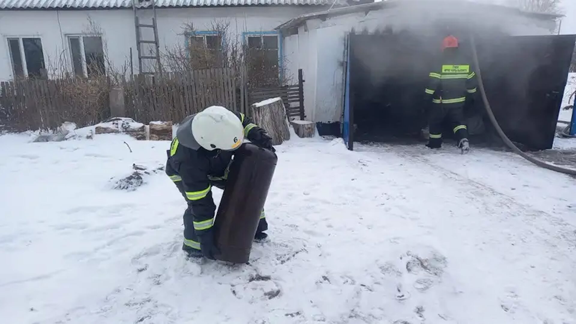 Пожарные Павлодарской области вытащили 50-литровый газовый баллон из  горящего гаража