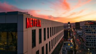 Рост показали акции Netflix, Tesla и ASML на предварительном рынке