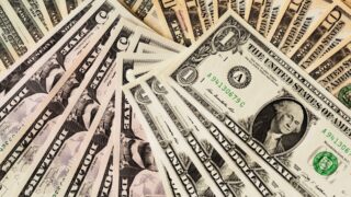 Рост популярности доллара в связи с опасениями относительно задержки снижения ставок и усиления неприятия риска