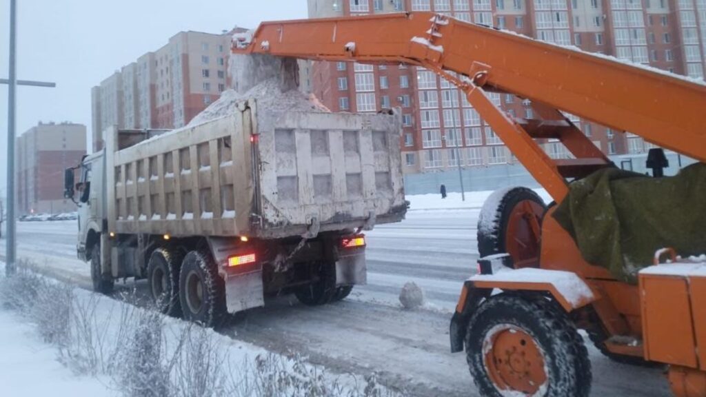С улиц Астаны за ночь вывезли более 2 тысяч грузовиков снега_bizmedia.kz