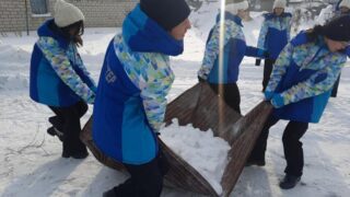 Школьники и студенты помогли с уборнкой снега в Астане в рамках «Снежного десанта»