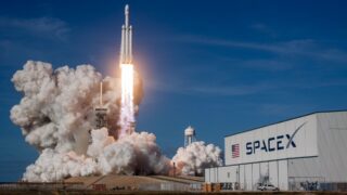 SpaceX подает в суд на американское агентство