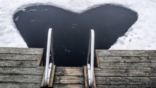 Спасатели поделились советами о мерах предосторожности при купании в проруби