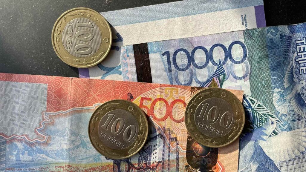 Монеты лежат на купюрах