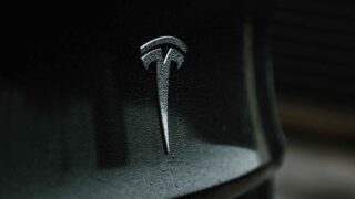 Tesla планирует производить новые электромобили в середине 2025 года — источники