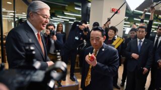 Токаев дал попробовать алматинский апорт гендиректору FAO Цюй Дунъю