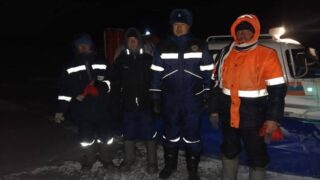 Трое рыбаков были унесены на льдине по озеру Балхаш