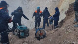 Угроза обвала грунта на месте провала автобуса на руднике «Майкаинзолото» сохраняется