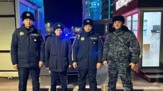 В Атырау девочка провалилась под лед на реке Урал — ее успели спасти полицейские