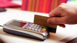 В Казахстане продавца могут оштрафовать за отказ принимать оплату картой