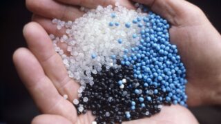 Ветром разносимый микропластик из натуральных удобрений захватывает землю