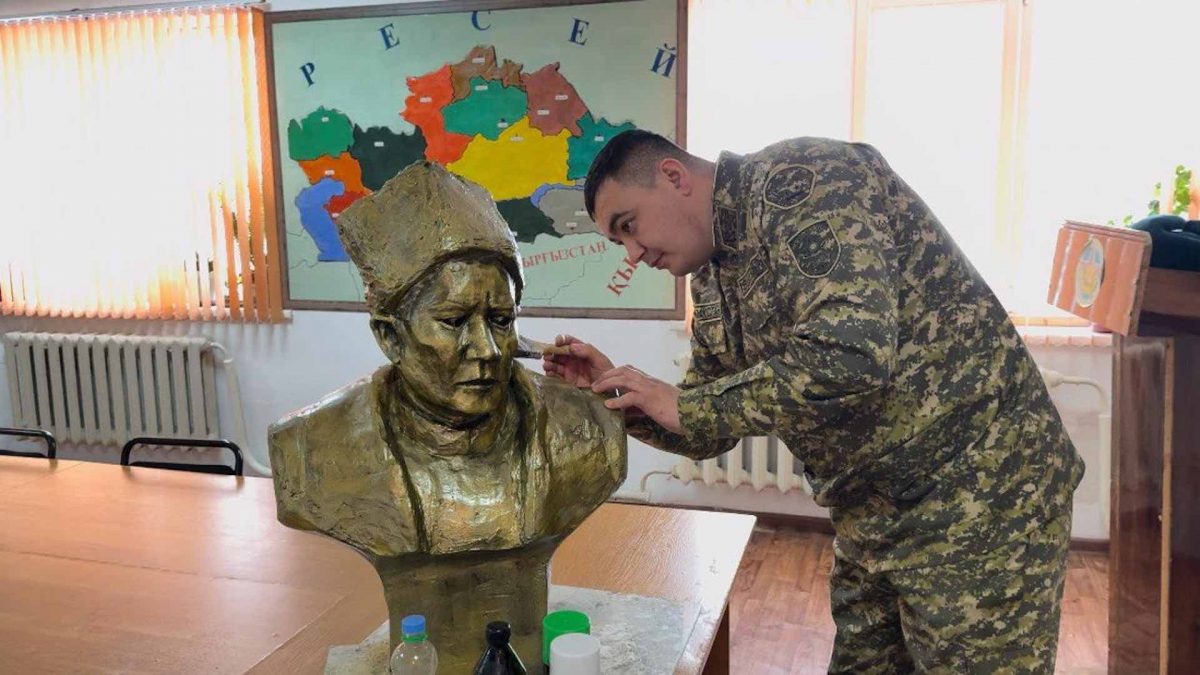 Военный создал бюст Кабанбай батыра своими руками
