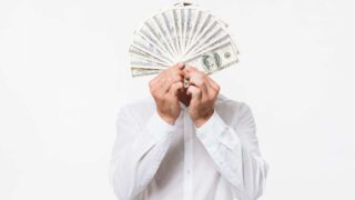 Стать богатым: 3 привычки, которые помогут контролировать деньги
