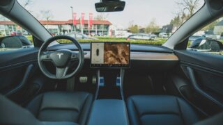 Американское агентство анализирует потерю усилителя руля Tesla