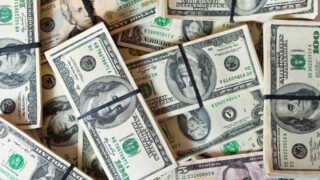 Доллар слегка дешевеет на KASE 3 июня