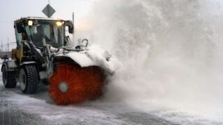 Бульдозеры борются с гигантской пробкой на трассе «Самара — Шымкент»