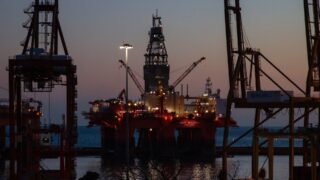 Цена нефти упала ниже $60: курс доллара растёт, инфляция ускоряется