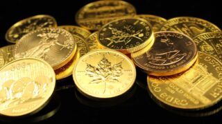 Цены на золото держатся на уровне $2 050 на фоне снижения курса доллара