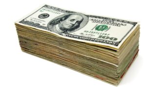 Доллар начал неделю стабильно